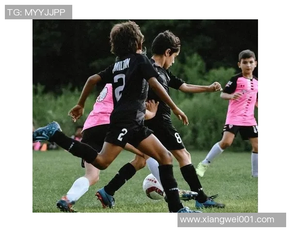 踢足球收工后的欢笑与友谊：一场球赛带来的温暖与感动